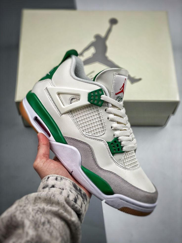 Nike SB x Air Jordan 4
