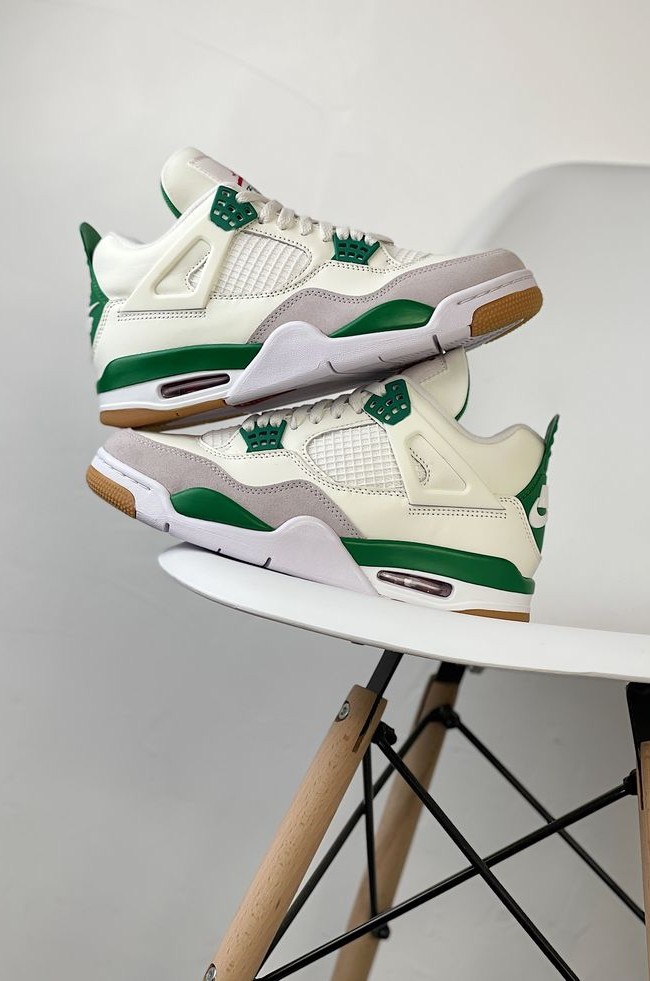 Nike SB x Air Jordan 4 - Hover